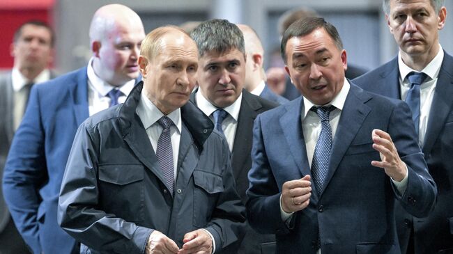 Президент России Владимир Путин во время осмотра экспозиции образцов вооружений и военной техники на территории ПАО Мотовилихинские заводы в Перми