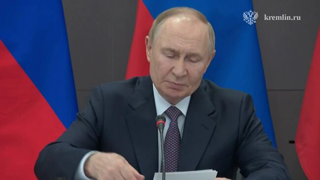 Путин проводит заседание Военно-промышленной комиссии 