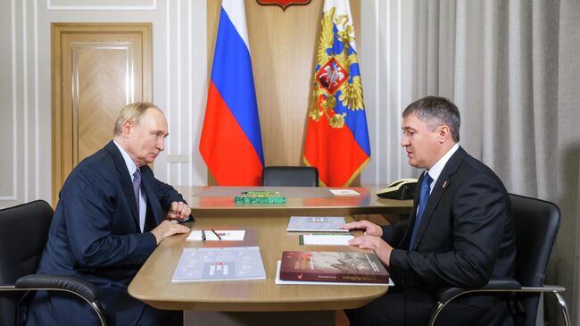 Президент России Владимир Путин и губернатор Пермского края Дмитрий Махонин во время встречи Президент России Владимир Путин и губернатор Пермского края Дмитрий Махонин во время встречи