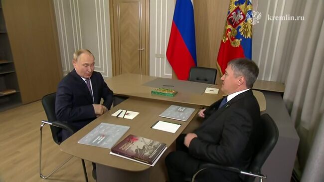 Путин на встрече с губернатором Пермского края Махониным во время визита в регион Путин на встрече с губернатором Пермского края Махониным во время визита в регион