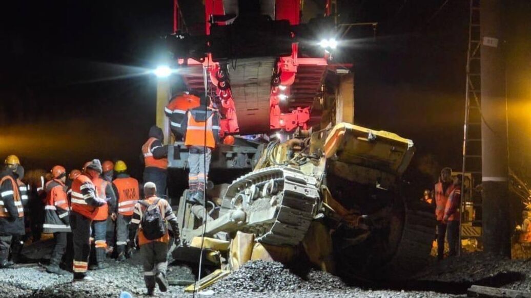 В Амурской области при сходе с рельсов вагонов и крана погибли два человека