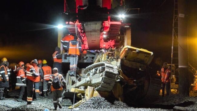 Сход вагонов и крана с рельсов в Амурской области