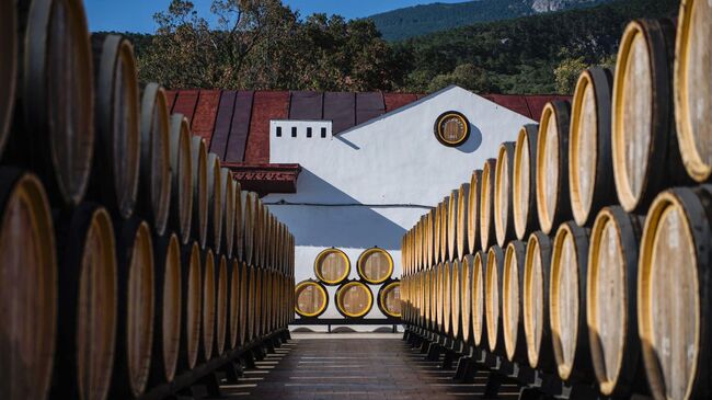 Дубовые бочки для вызревания вина марки Мадера на винодельческом предприятии Массандра