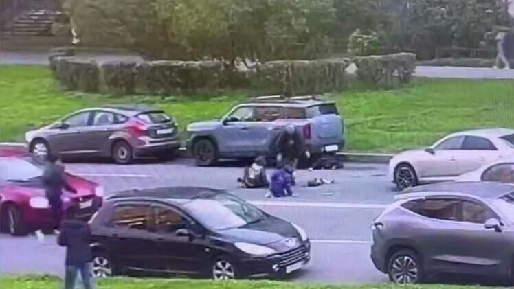 Водитель иномарки на повороте сбил женщину и двух детей, переходивших дорогу вне зоны пешеходного перехода в Красносельском районе Санкт-Петербурга - РИА Новости, 1920, 19.09.2025