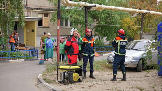 Экстренные службы на месте атаки БПЛА на жилой дом в Саратове Экстренные службы на месте атаки БПЛА на жилой дом в Саратове