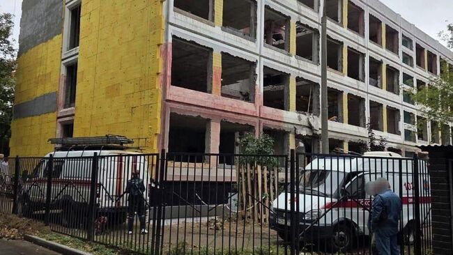 На месте происшествия, где произошло обрушение строительных конструкций при проведении ремонтных работ в школе на улице Знаменской в Москве