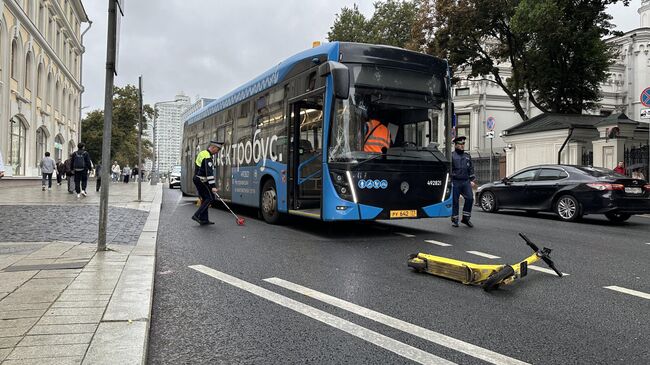 Последствия столкновения электробуса и электросамоката на улице Воздвиженка в центре Москвы
