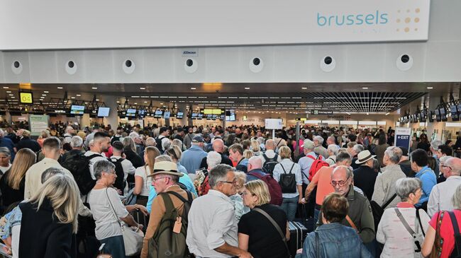 Пассажиры в международном аэропорту Завентем в Брюсселе