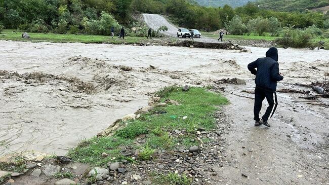 Последствия разрушения временного моста через реку Уллучай на автомобильной дороге Маджалис – Варсит – Шиланша в результате ливней