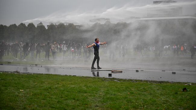 Полиция использует водометы для разгона демонстрантов во время акции протеста в Гааге, Нидерланды. 20 сентября 2025 года