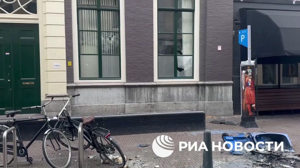 Протестующие в Гааге выбили стекла в офисе политической партии