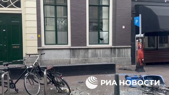 Выбитые стекла в окнах штаб-квартиры леволиберальной партии Демократы 66 (D66)