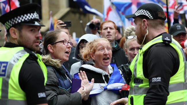 Протестующие против иммиграции в шотландском городе Глазго