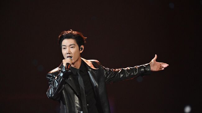 Ван Си выступает на международном музыкальном конкурсе Интервидение в Москве