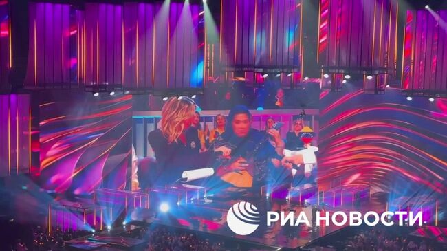 Организаторы  Интервидения подарили участнице из Катара Дане Аль-Мир балалайку