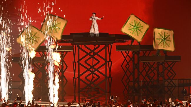 Дык Фук выступает на международном музыкальном конкурсе Интервидение в Москве