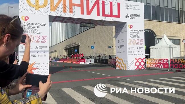 Финиш первых участников забега в рамках Московского марафона