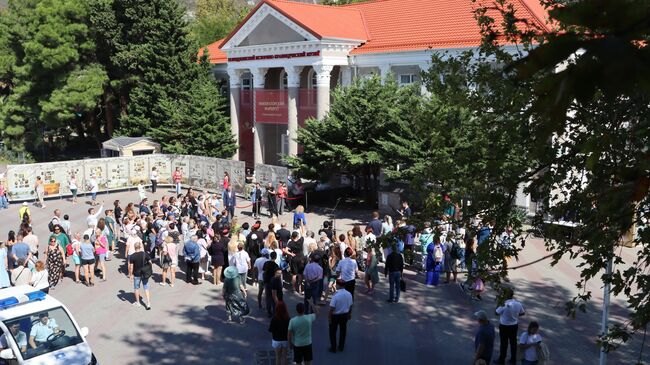 Открытие памятной доски в честь визита в город Императора Николая I с Цесаревичем Александром Николаевичем в 1837 году в Геленджике Открытие памятной доски в честь визита в город Императора Николая I с Цесаревичем Александром Николаевичем в 1837 году в Геленджике