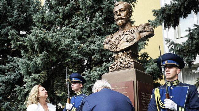 Председатель Наблюдательного совета и основательница Фонда содействия возрождению традиций милосердия и благотворительности Анна Громова на открытии бюста императору Николаю II в Краснодарском президентском кадетском училище Председатель Наблюдательного совета и основательница Фонда содействия возрождению традиций милосердия и благотворительности Анна Громова на открытии бюста императору Николаю II в Краснодарском президентском кадетском училище