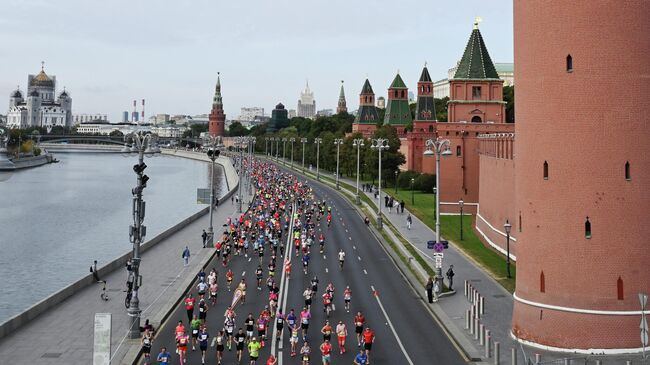 Участники Московского марафона на участке дистанции 42,2 км у Московского Кремля