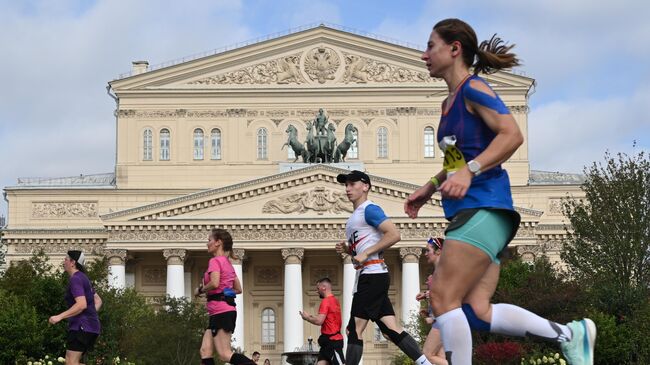 Участники Московского марафона на участке дистанции 42,2 км у Большого театра