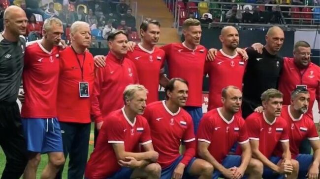 Команда Легенды России, обыгравшая Легенд Европы в финальном матче международного футбольного турнира Кубок легенд имени Константина Еременко