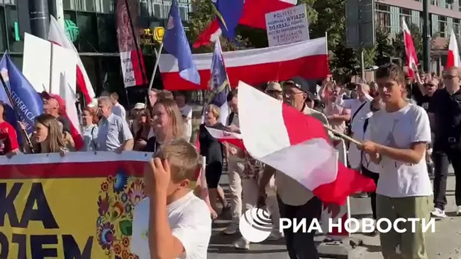 Протесты против втягивания Польши в боевые действия на Украине в центре Варшавы