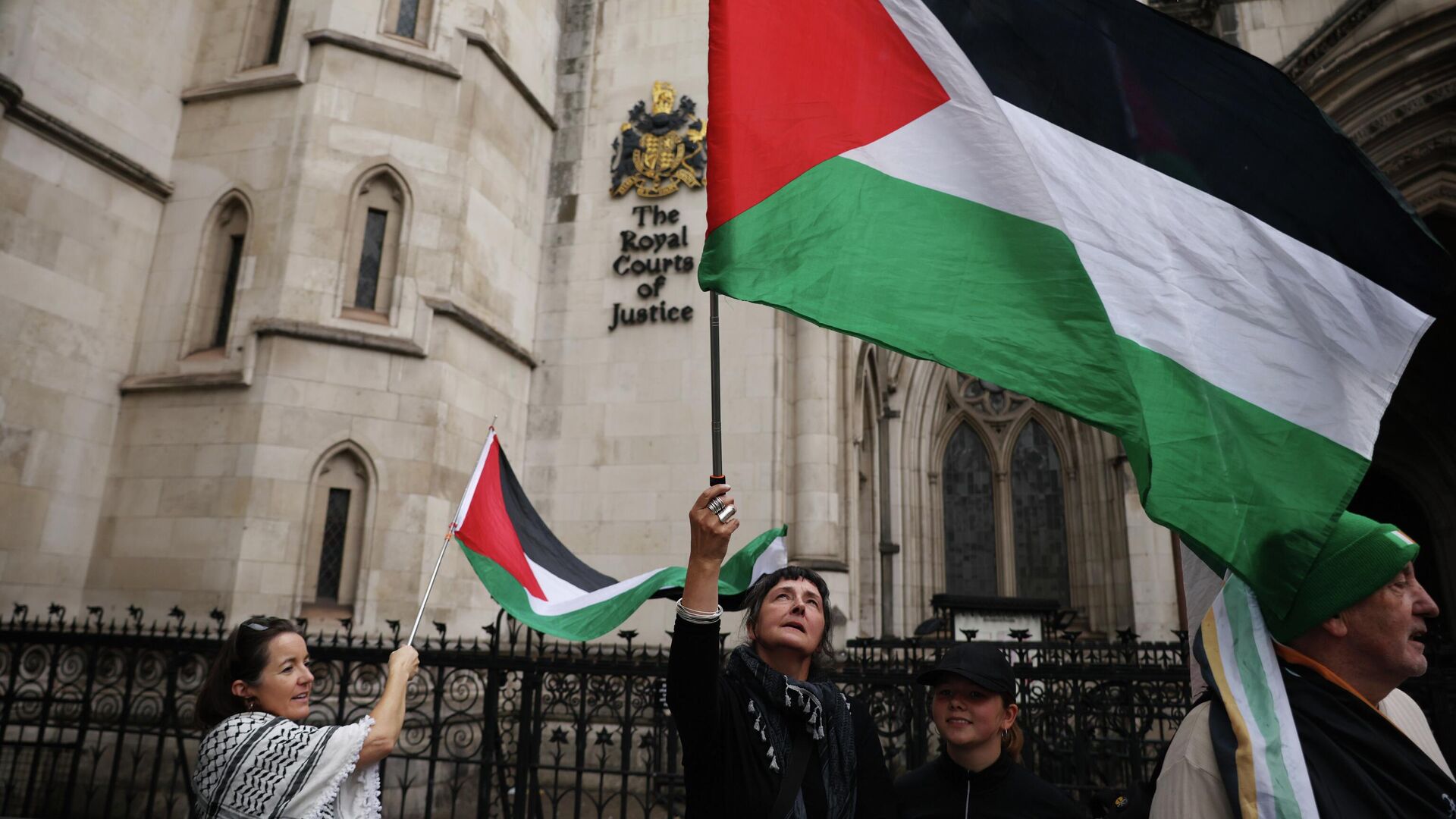 Люди с флагами Палестины Люди с флагами Палестины - РИА Новости, 1920, 22.09.2025