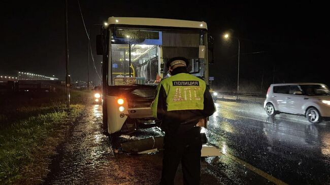 На месте аварии с участием автобуса и легкового автомобиля на трассе Пермь – Екатеринбург