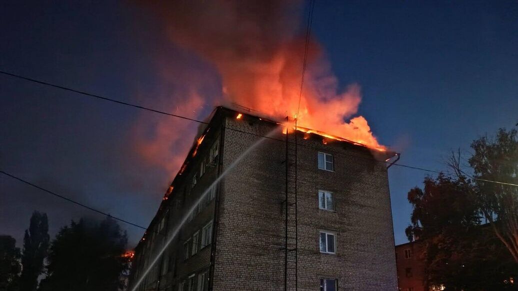 В Липецкой области загорелась кровля жилого дома
