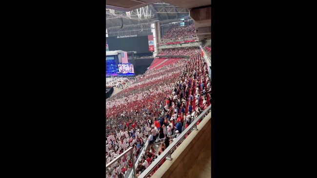 Заполненный стадион, где проходит прощание с Чарли Кирком
