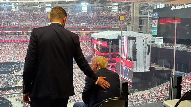 Дональд Трамп с сыном находятся в отдельной ложе на стадионе во время прощания с Чарли Кирком