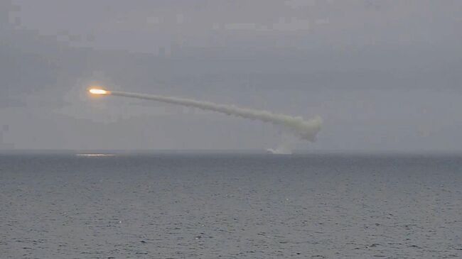 Крейсер Архангельск поражает условного противника в Баренцевом море