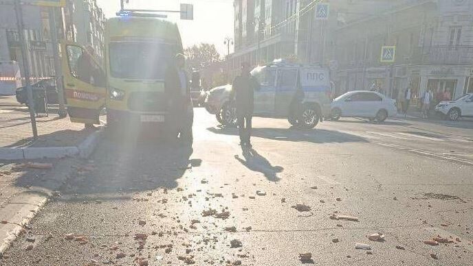 Последствия атаки беспилотника возле белгородской администрации