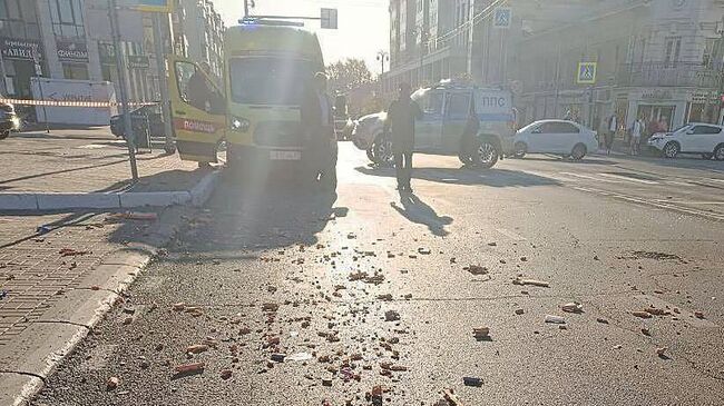 Последствия атаки беспилотника возле белгородской администрации