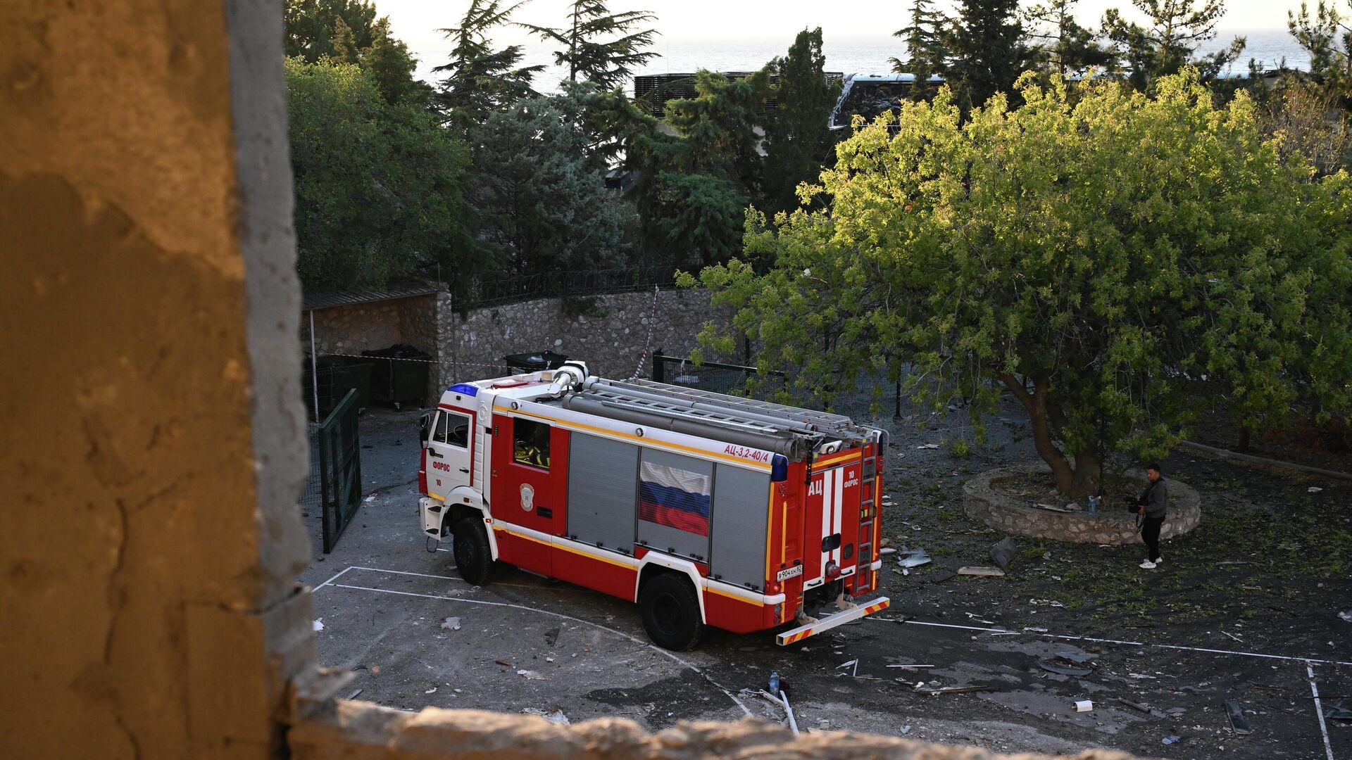 Пожарная машина на территории школы в Форосе, поврежденной в результате атаки дронов со стороны ВСУ Пожарная машина на территории школы в Форосе, поврежденной в результате атаки дронов со стороны ВСУ - РИА Новости, 1920, 22.09.2025