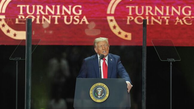 Президент США Дональд Трамп выступает на панихиде по погибшему консервативному политику и активисту Чарли Кирку