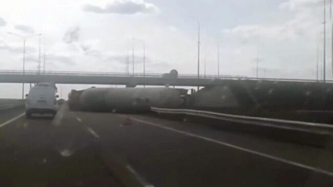 Бензовоз опрокинулся на федеральной трассе Уссури в Приморье. Кадр видео из соцсетей