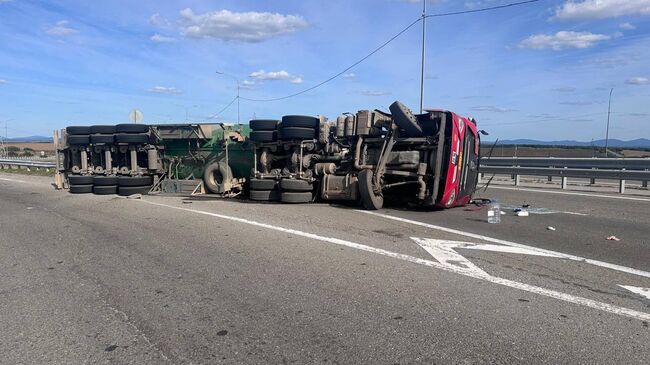 Бензовоз опрокинулся на федеральной трассе А-370 Уссури Хабаровск - Владивосток