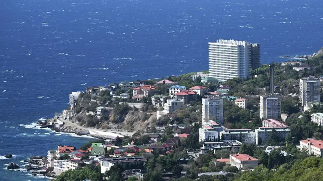 Санаторий Форос на южном берегу Крыма (справа), поврежденный в результате атаки дронов со стороны ВСУ