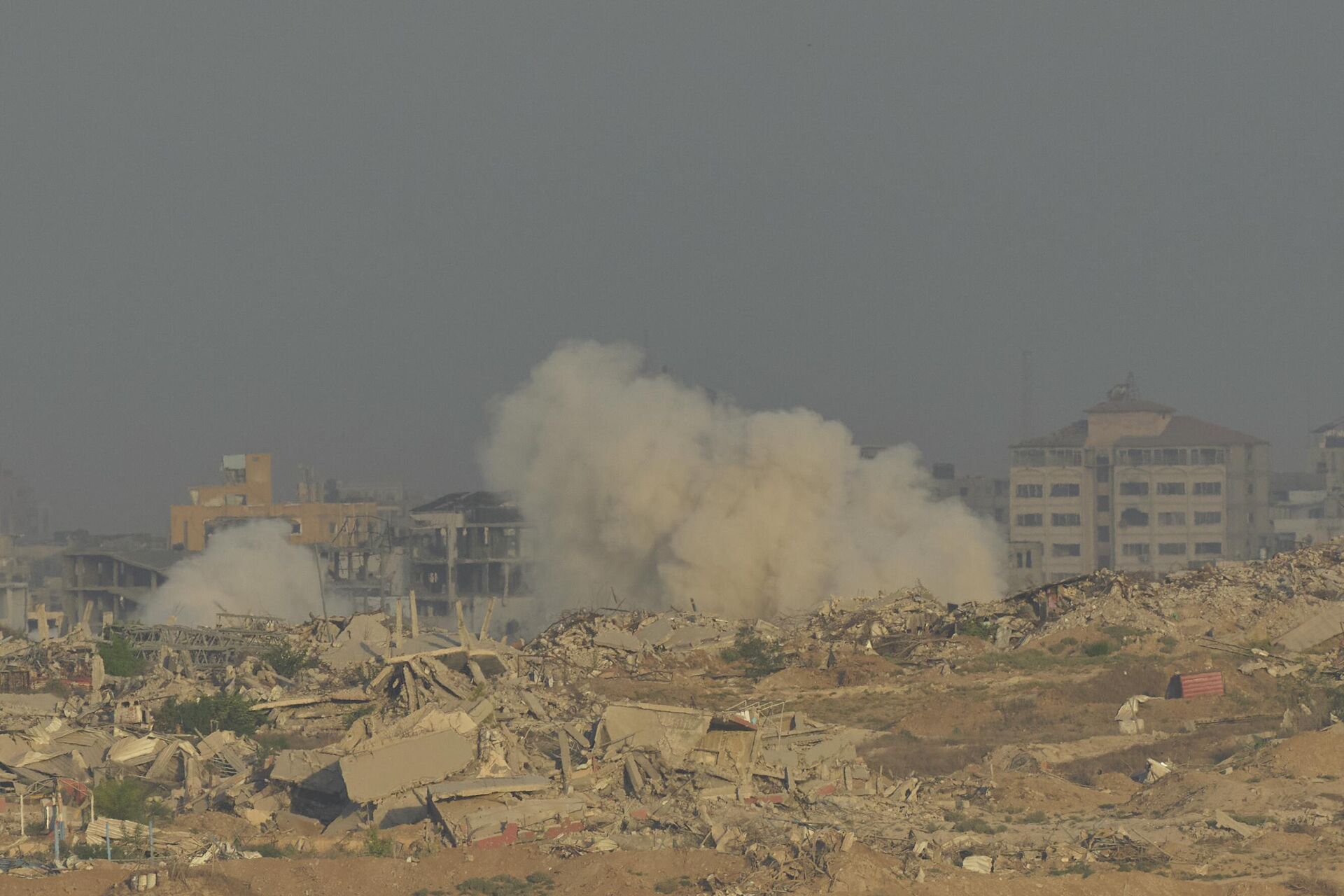Дым на месте израильского удара в секторе Газа Дым на месте израильского удара в секторе Газа - РИА Новости, 1920, 07.10.2025