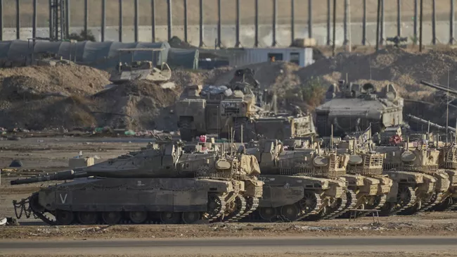 Израильские танки недалеко от границы с сектором Газа
