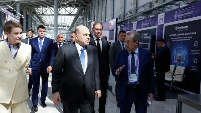 Председатель правительства РФ Михаил Мишустин осматривает выставку Российского форума Микроэлектроника 2025