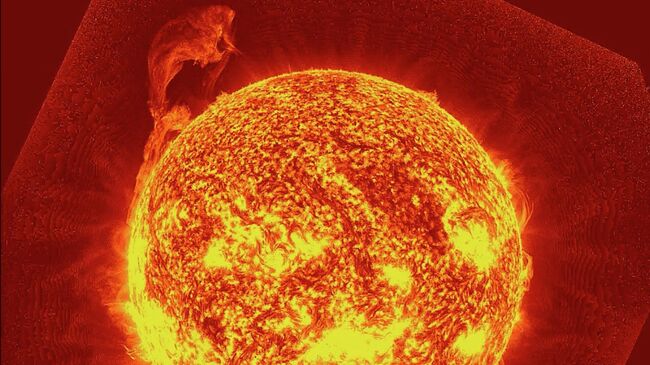 Солнце выбрасывает два гигантских протуберанца