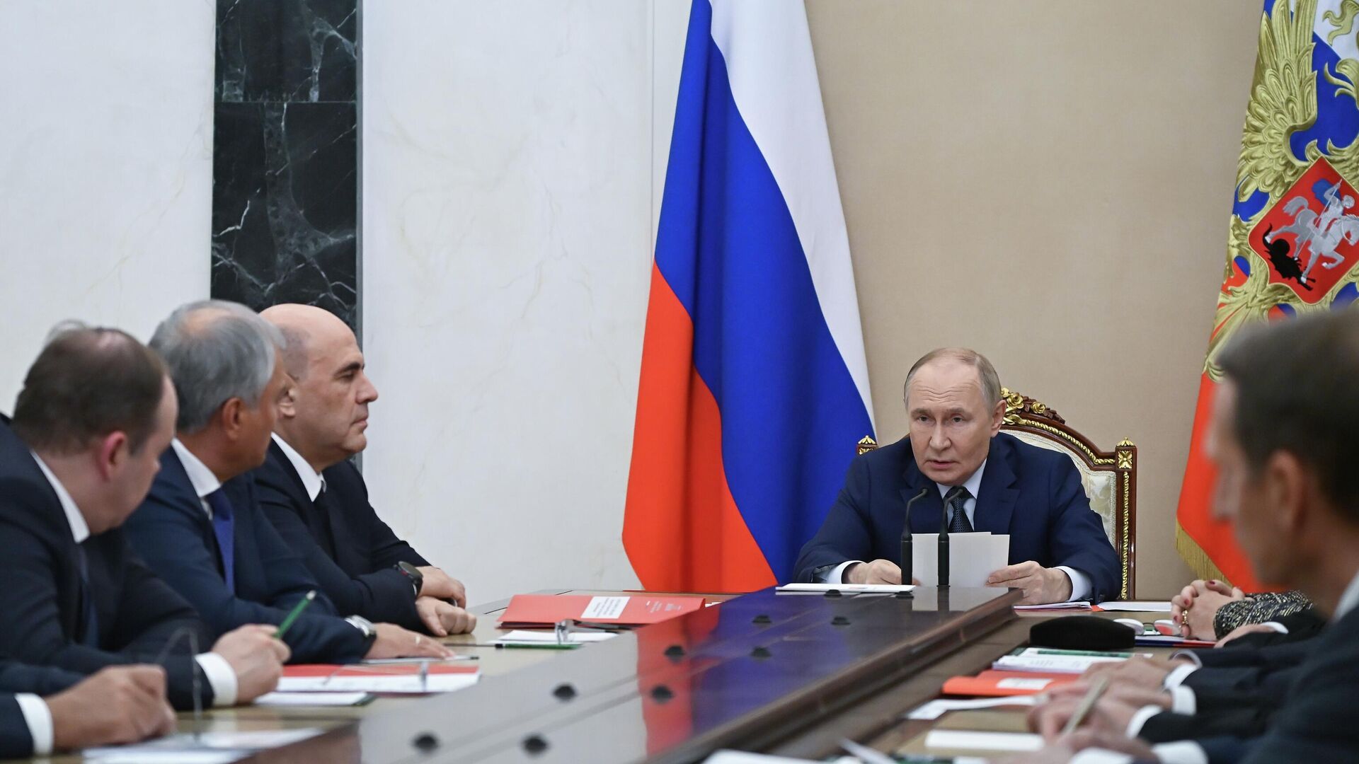 Президент РФ Владимир Путин проводит оперативное совещание с постоянными членами Совета Безопасности РФ
