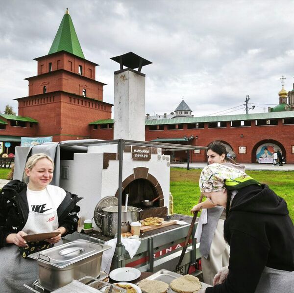 Йошкар-Ола. Участники пекут традиционные марийские блины на празднике Угинде Йошкар-Ола. Участники пекут традиционные марийские блины на празднике Угинде