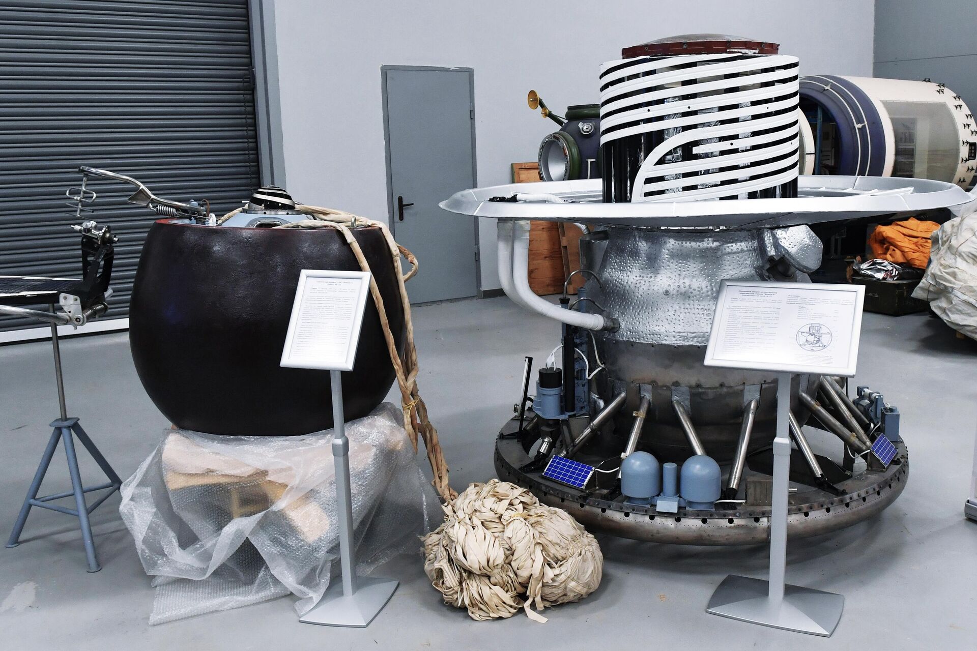 Макет спускаемого аппарата автоматической межпланетной станции Венера-7 и макет посадочного аппарата автоматической межпланетной станции Венера-9 - РИА Новости, 1920, 22.09.2025