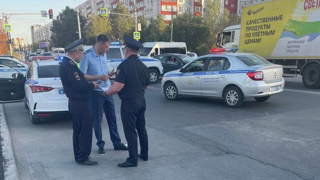 Сотрудники правоохранительных органов на месте ДТП в городе Волжском