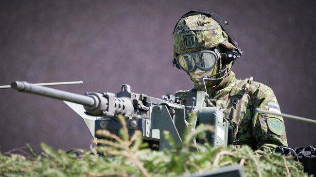 Эстонский военнослужащий во время учений НАТО в Эстонии