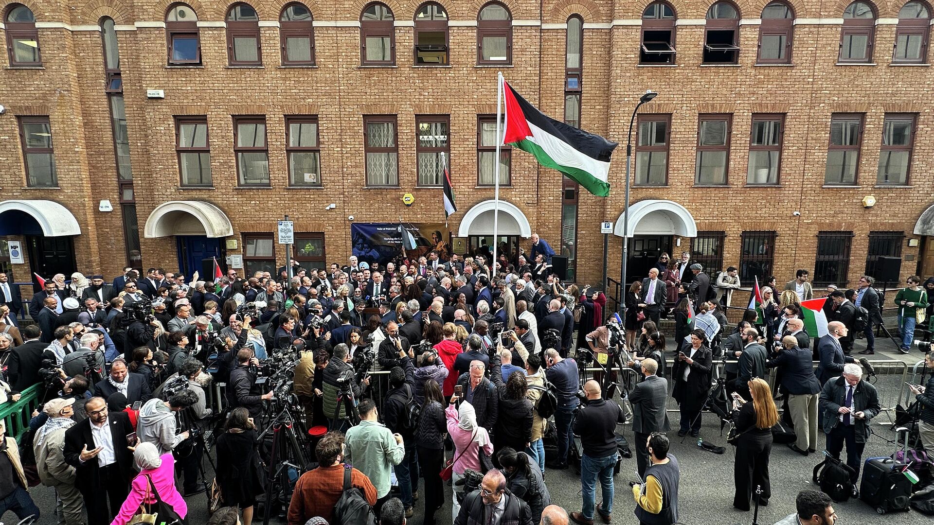 Флаг Палестины у здания палестинской миссии в Великобритании после церемонии поднятия флага в честь признания палестинского государства Великобританией. 22 сентября 2025 Флаг Палестины у здания палестинской миссии в Великобритании после церемонии поднятия флага в честь признания палестинского государства Великобританией. 22 сентября 2025 - РИА Новости, 1920, 22.09.2025